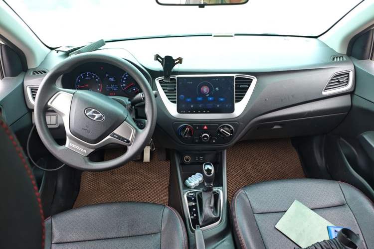 Used Hyundai Verna (new generation) 2016 1.4L Automatic Cool Edition GLS Center Console