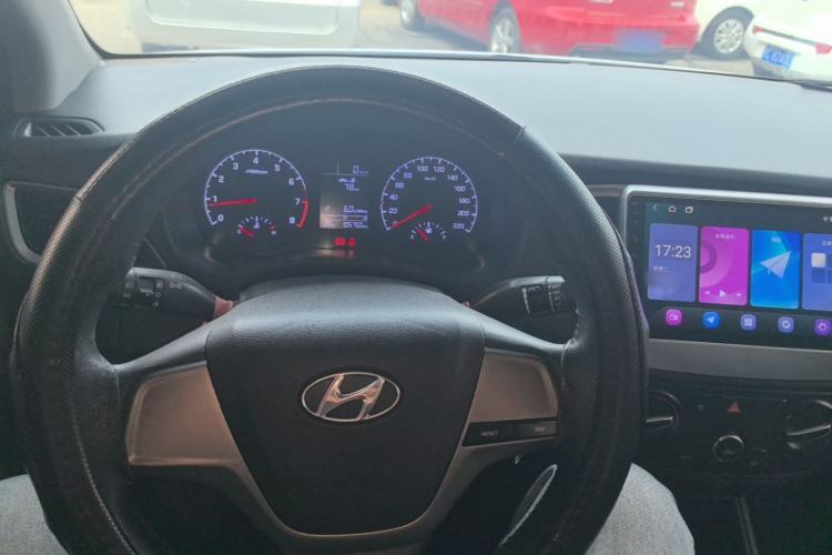 Used Hyundai Verna (new generation) 2016 1.4L Manual Cool Edition GLS Center Console