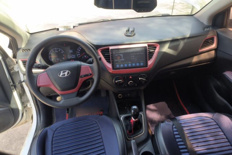 Used Hyundai Verna (new generation) 2016 1.4L Manual Cool Edition GLS Center Console
