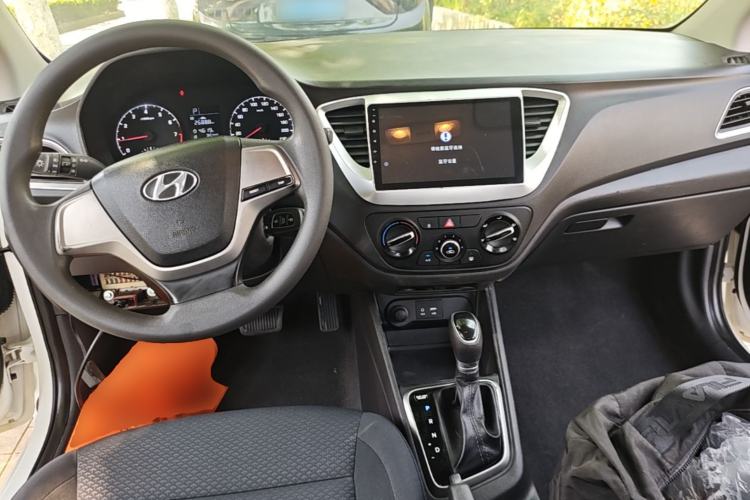 Used Hyundai Verna (new generation) 2016 1.4L Automatic Cool Edition GLS Center Console