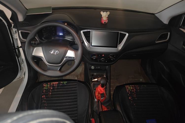 Used Hyundai Verna (new generation) 2016 1.4L Manual Cool Edition GLS Center Console