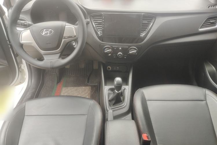 Used Hyundai Verna (new generation) 2016 1.4L Manual Cool Edition GLS Center Console