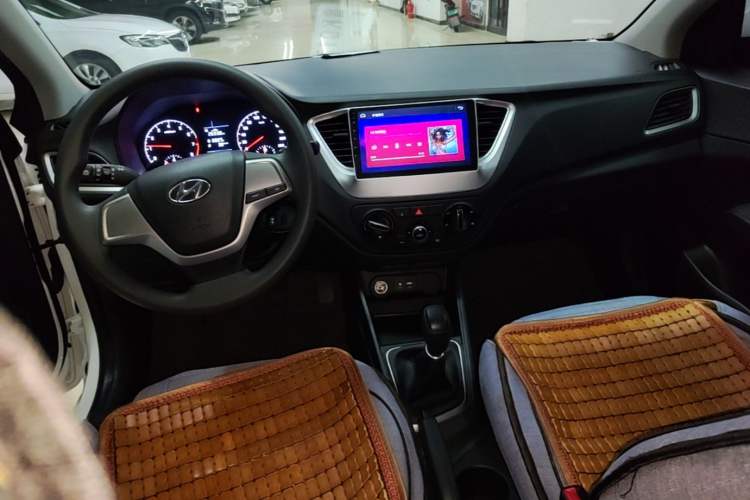 Used Hyundai Verna (new generation) 2016 1.4L Manual Cool Edition GLS Center Console