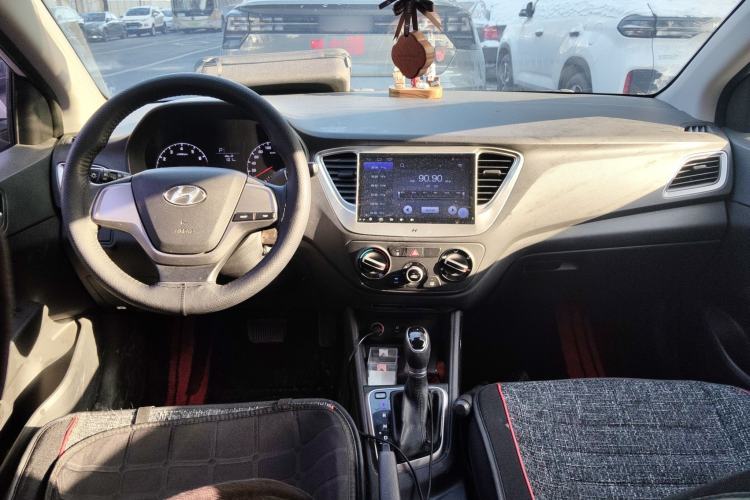 Used Hyundai Verna (new generation) 2016 1.4L Automatic Cool Edition GLS Center Console