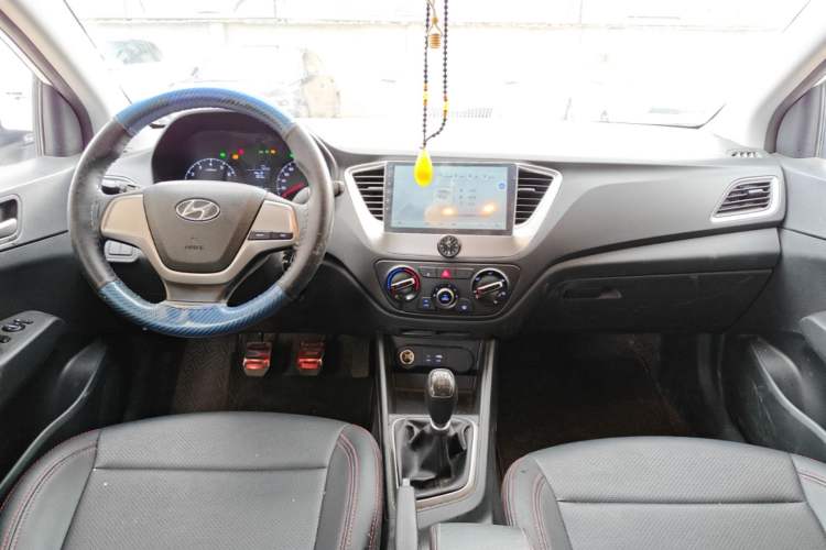Used Hyundai Verna (new generation) 2016 1.4L Manual Cool Edition GLS Center Console