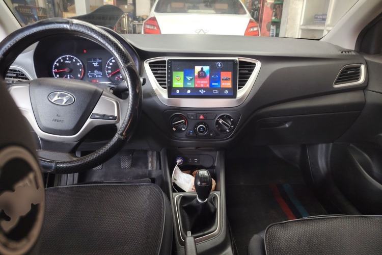 Used Hyundai Verna (new generation) 2016 1.4L Manual Cool Edition GLS Center Console