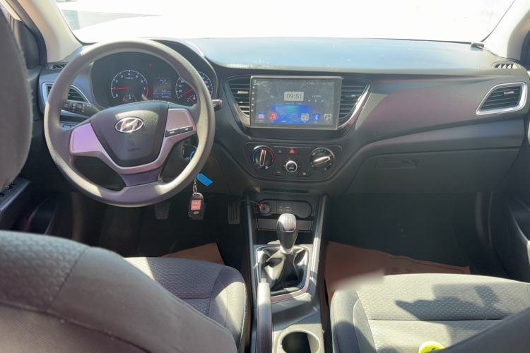 Used Hyundai Verna (new generation) 2016 1.4L Manual Cool Edition GLS Center Console