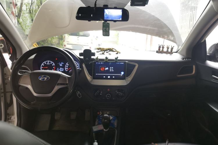 Used Hyundai Verna (new generation) 2016 1.4L Manual Cool Edition GLS Center Console