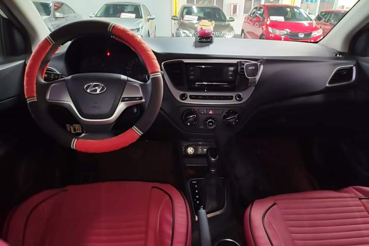 Used Hyundai Verna (new generation) 2016 1.4L Automatic Cool Edition GLS Center Console