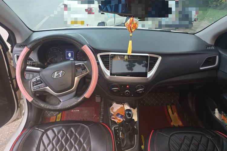 Used Hyundai Verna (new generation) 2016 1.4L Automatic Sport Edition Center Console