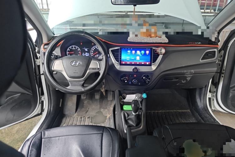 Used Hyundai Verna (new generation) 2016 1.4L Manual Cool Edition GLS Center Console