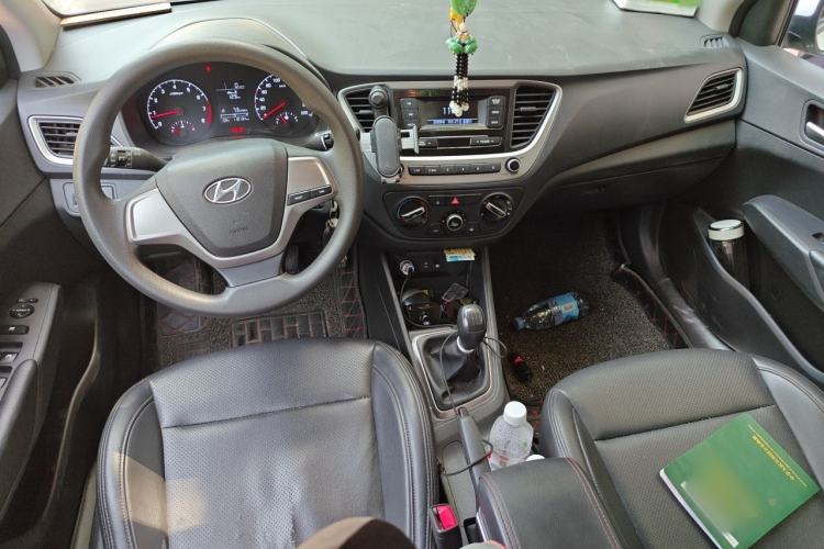 Used Hyundai Verna (new generation) 2016 1.4L Manual Cool Edition GLS Center Console
