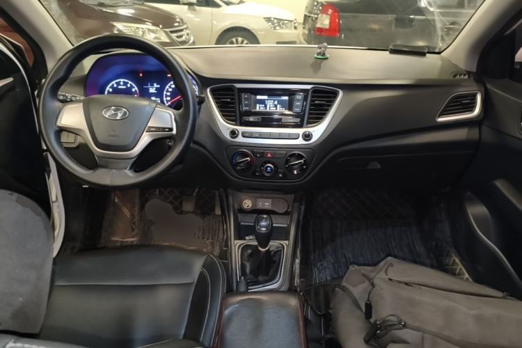 Used Hyundai Verna (new generation) 2016 1.4L Manual Cool Edition GLS Center Console