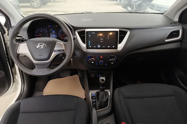 Used Hyundai Verna (new generation) 2016 1.4L Automatic Cool Edition GLS Center Console