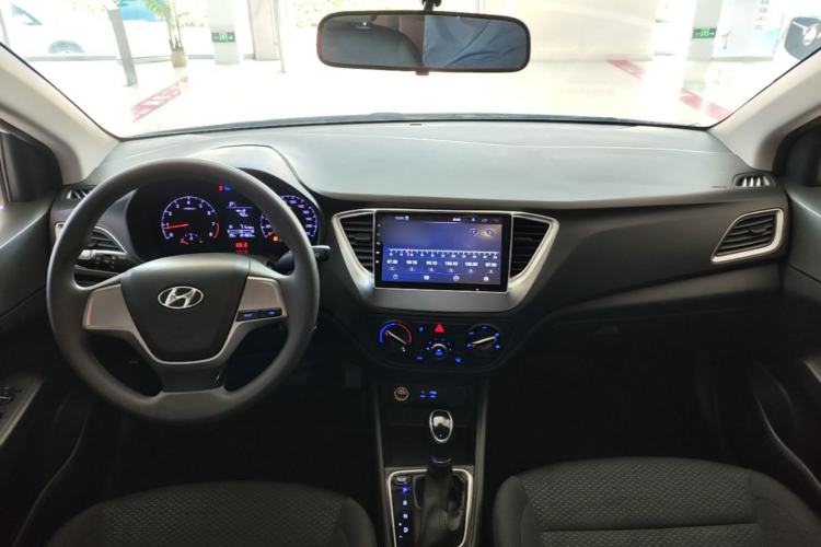 Used Hyundai Verna (new generation) 2016 1.4L Automatic Cool Edition GLS Center Console