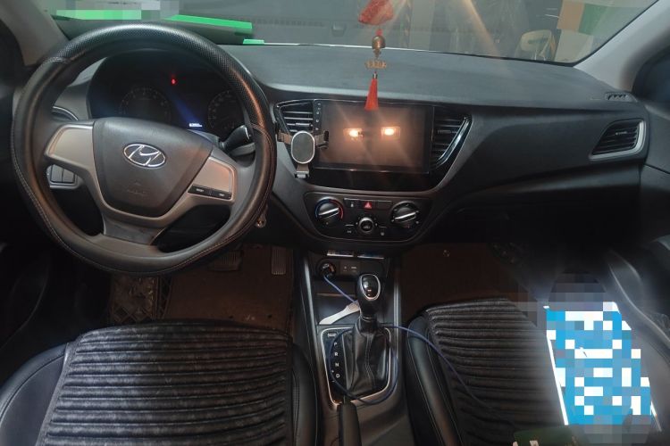 Used Hyundai Verna (new generation) 2016 1.4L Automatic Cool Edition GLS Center Console