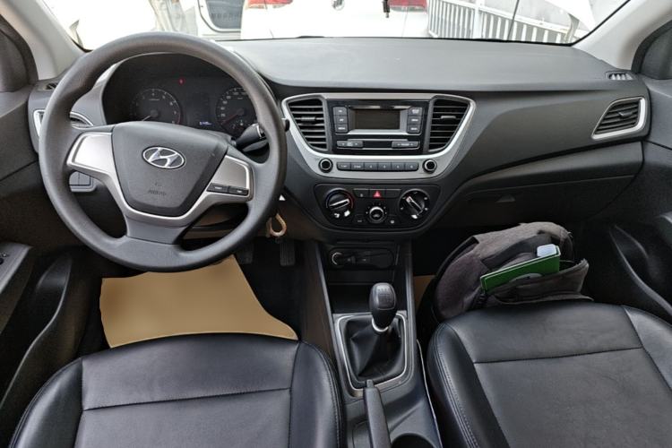 Used Hyundai Verna (new generation) 2016 1.4L Manual Cool Edition GLS Center Console