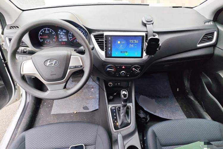 Used Hyundai Verna (new generation) 2016 1.4L Automatic Cool Edition GLS Center Console
