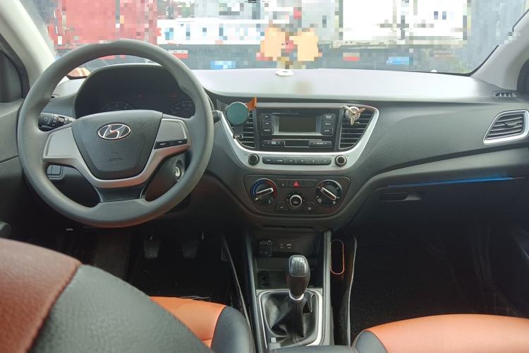Used Hyundai Verna (new generation) 2016 1.4L Manual Cool Edition GLS Center Console