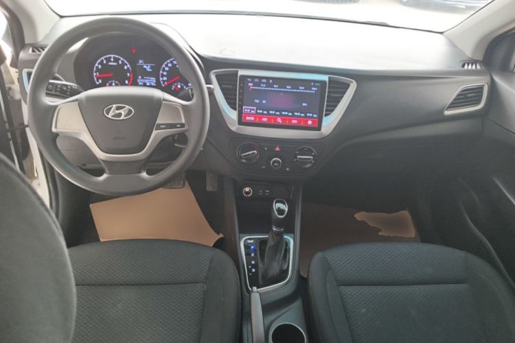 Used Hyundai Verna (new generation) 2016 1.4L Automatic Cool Edition GLS Center Console
