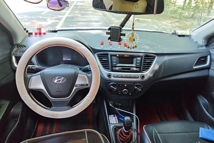 Used Hyundai Verna (new generation) 2016 1.4L Manual Cool Edition GLS Center Console