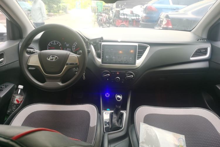Used Hyundai Verna (new generation) 2016 1.4L Automatic Cool Edition GLS Center Console