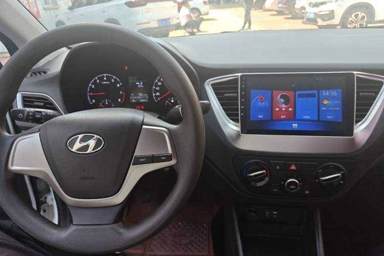 Used Hyundai Verna (new generation) 2016 1.4L Manual Cool Edition GLS Center Console