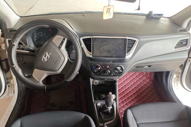 Used Hyundai Verna (new generation) 2016 1.4L Manual Cool Edition GLS Center Console