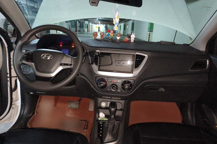Used Hyundai Verna (new generation) 2016 1.4L Automatic Cool Edition GLS Center Console