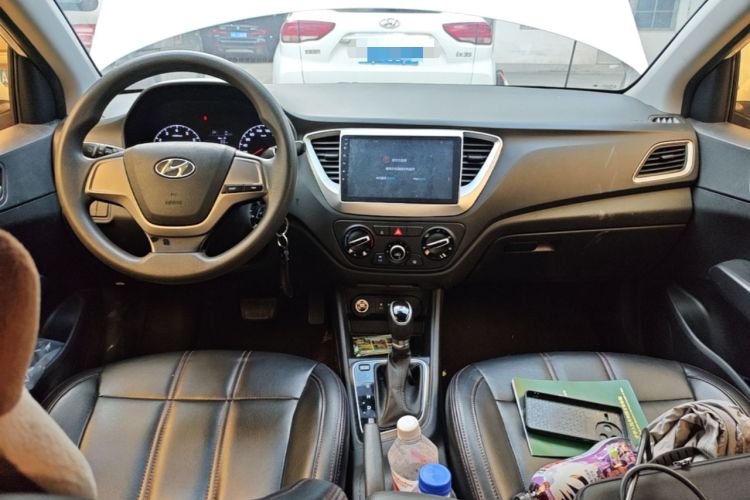 Used Hyundai Verna (new generation) 2016 1.4L Automatic Cool Edition GLS Center Console