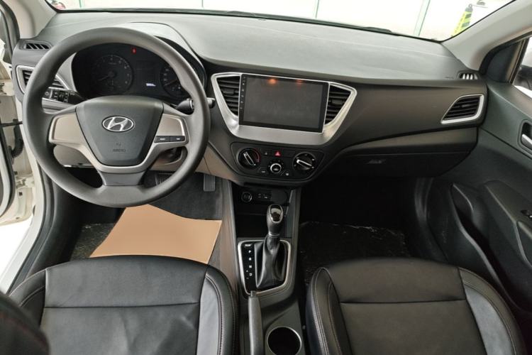 Used Hyundai Verna (new generation) 2016 1.4L Automatic Cool Edition GLS Center Console