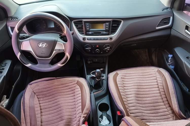 Used Hyundai Verna (new generation) 2016 1.4L Manual Cool Edition GLS Center Console