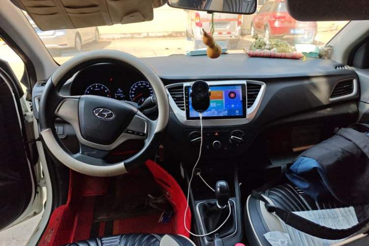 Used Hyundai Verna (new generation) 2016 1.4L Manual Cool Edition GLS Center Console