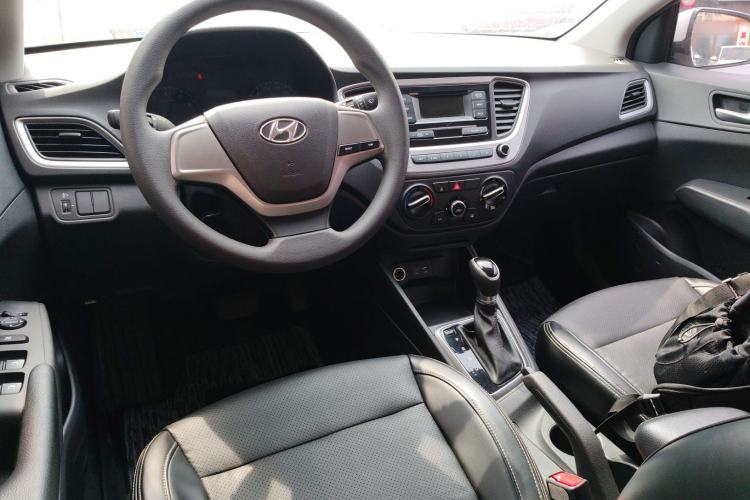 Used Hyundai Verna (new generation) 2016 1.4L Automatic Cool Edition GLS Center Console