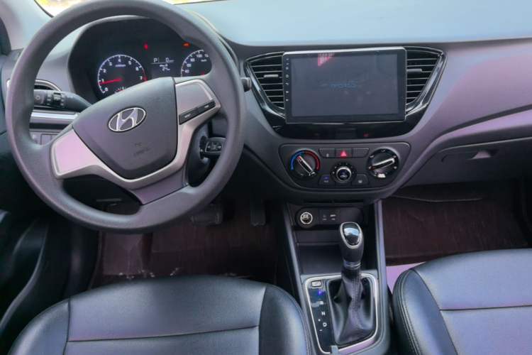 Used Hyundai Verna (new generation) 2016 1.4L Automatic Cool Edition GLS Center Console