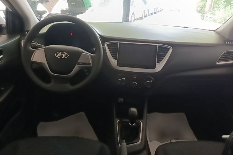 Used Hyundai Verna (new generation) 2016 1.4L Manual Cool Edition GLS Center Console
