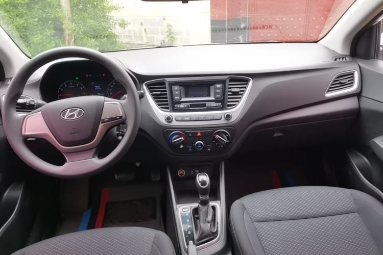 Used Hyundai Verna (new generation) 2016 1.4L Automatic Cool Edition GLS Center Console