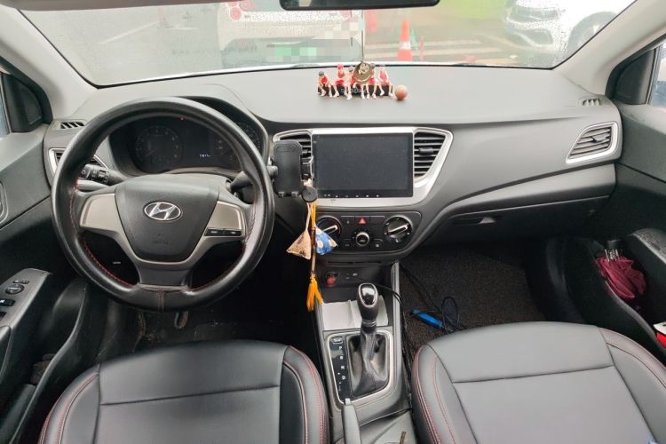 Used Hyundai Verna (new generation) 2016 1.4L Automatic Cool Edition GLS Center Console