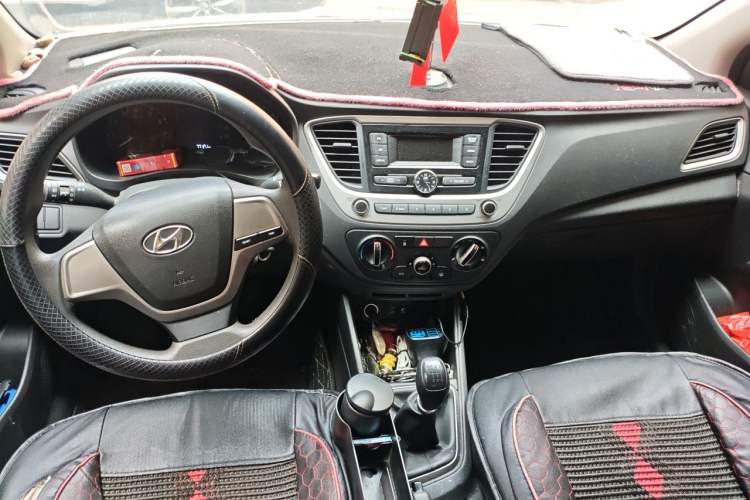 Used Hyundai Verna (new generation) 2016 1.4L Manual Cool Edition GLS Center Console