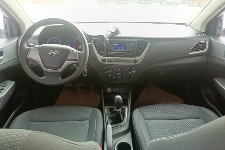 Used Hyundai Verna (new generation) 2016 1.4L Manual Cool Edition GLS Center Console