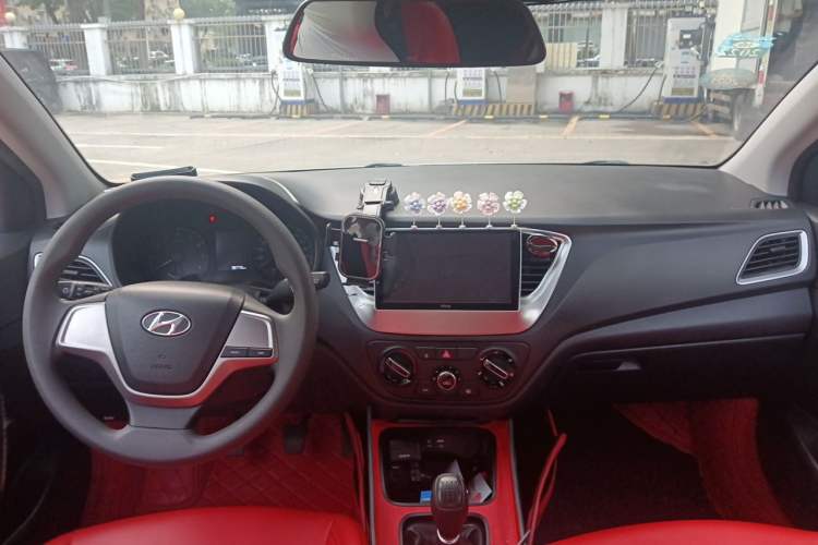 Used Hyundai Verna (new generation) 2016 1.4L Manual Cool Edition GLS Center Console