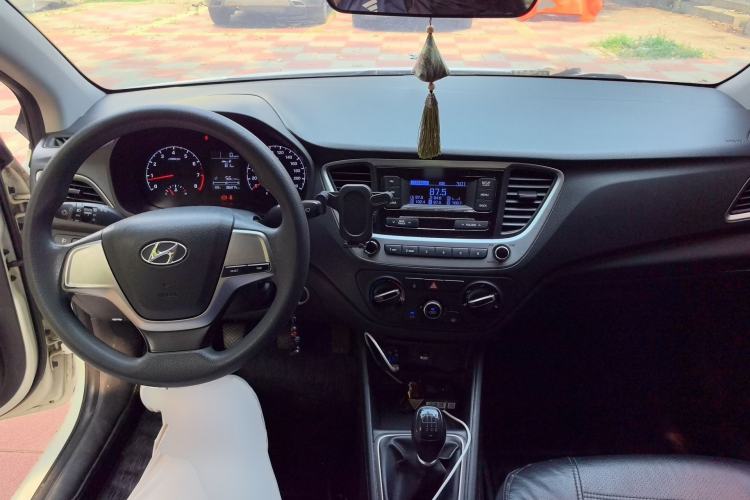 Used Hyundai Verna (new generation) 2016 1.4L Manual Cool Edition GLS Center Console