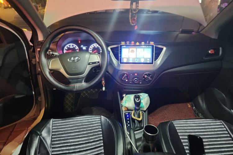 Used Hyundai Verna (new generation) 2016 1.4L Automatic Cool Edition GLS Center Console