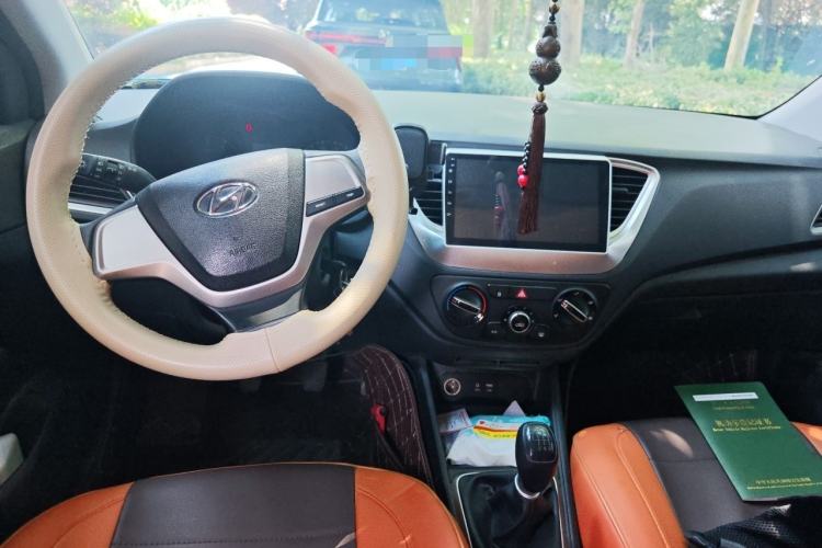 Used Hyundai Verna (new generation) 2016 1.4L Manual Cool Edition GLS Center Console