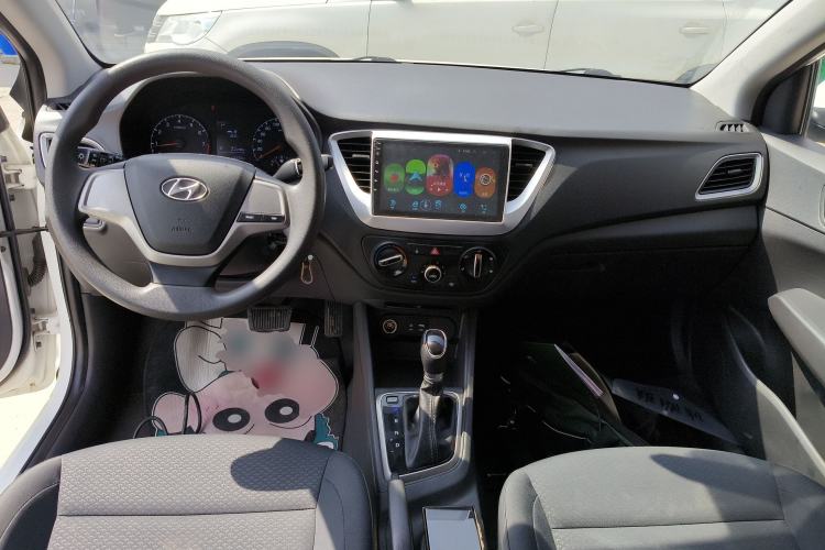 Used Hyundai Verna (new generation) 2016 1.4L Automatic Cool Edition GLS Center Console