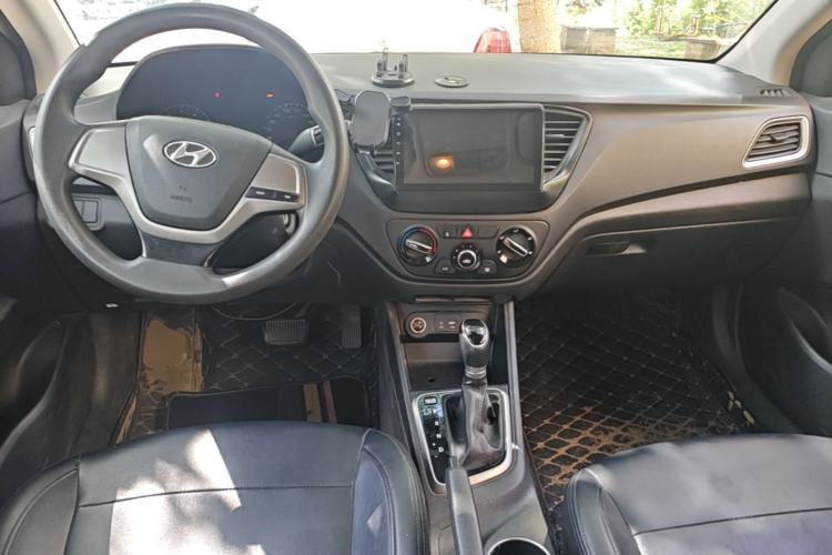 Used Hyundai Verna (new generation) 2016 1.4L Automatic Cool Edition GLS Center Console