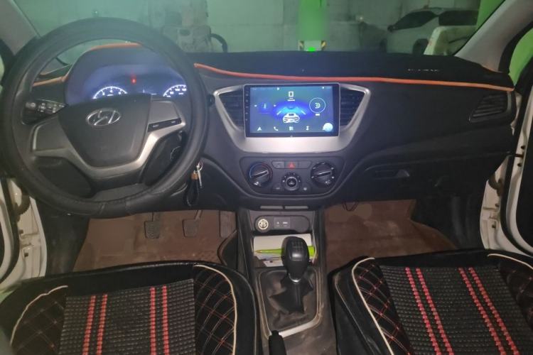 Used Hyundai Verna (new generation) 2016 1.4L Manual Cool Edition GLS Center Console