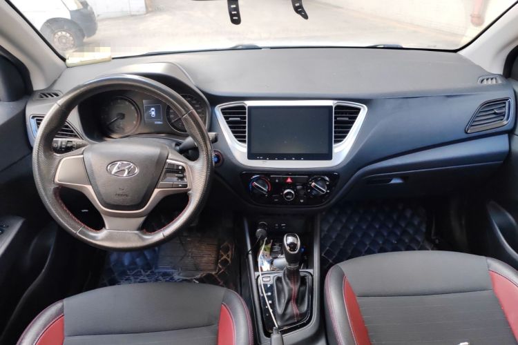 Used Hyundai Verna (new generation) 2016 1.4L Automatic Sport Edition Center Console