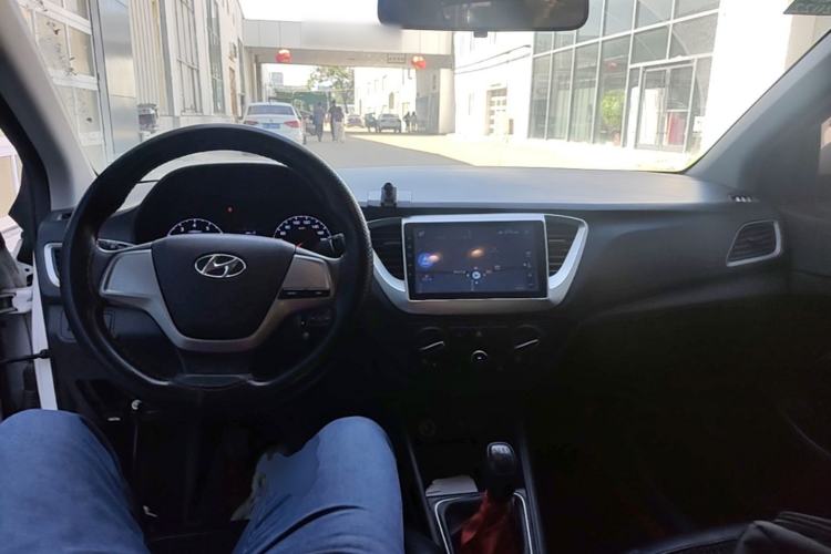 Used Hyundai Verna (new generation) 2016 1.4L Manual Cool Edition GLS Center Console