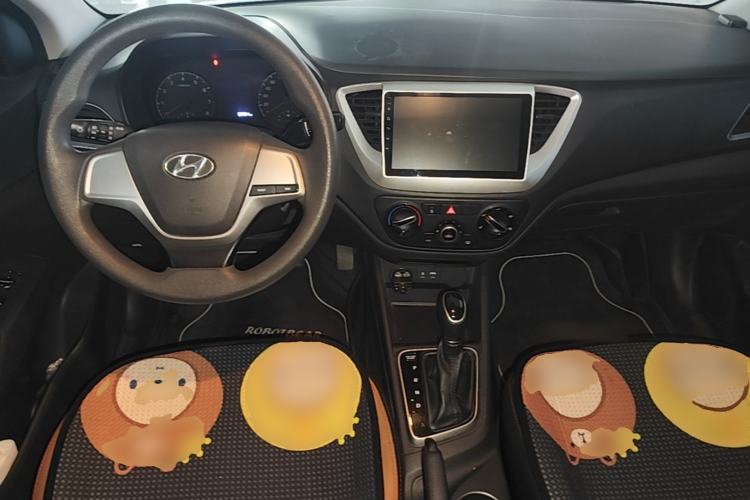 Used Hyundai Verna (new generation) 2016 1.4L Automatic Cool Edition GLS Center Console